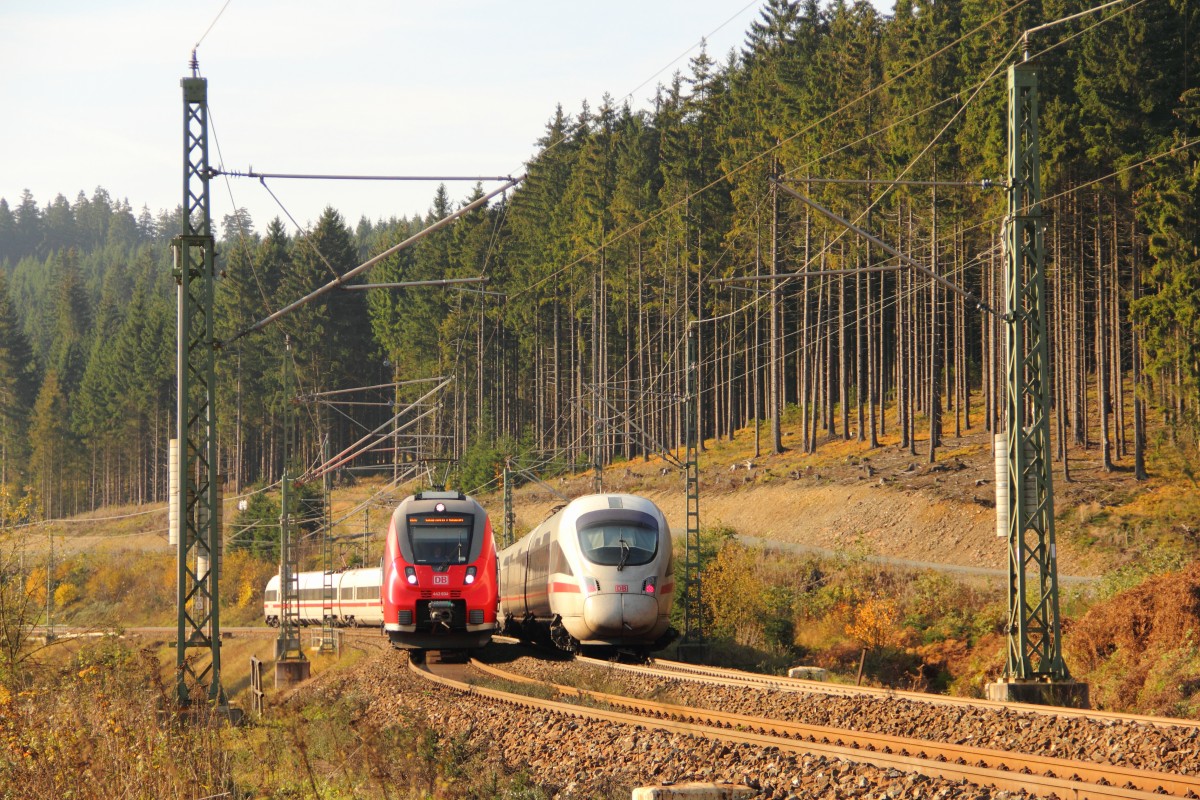 411 028-4  Reutlingen  und 442 604 DB Regio im Frankenwald bei Steinbach am 03.11.2014.