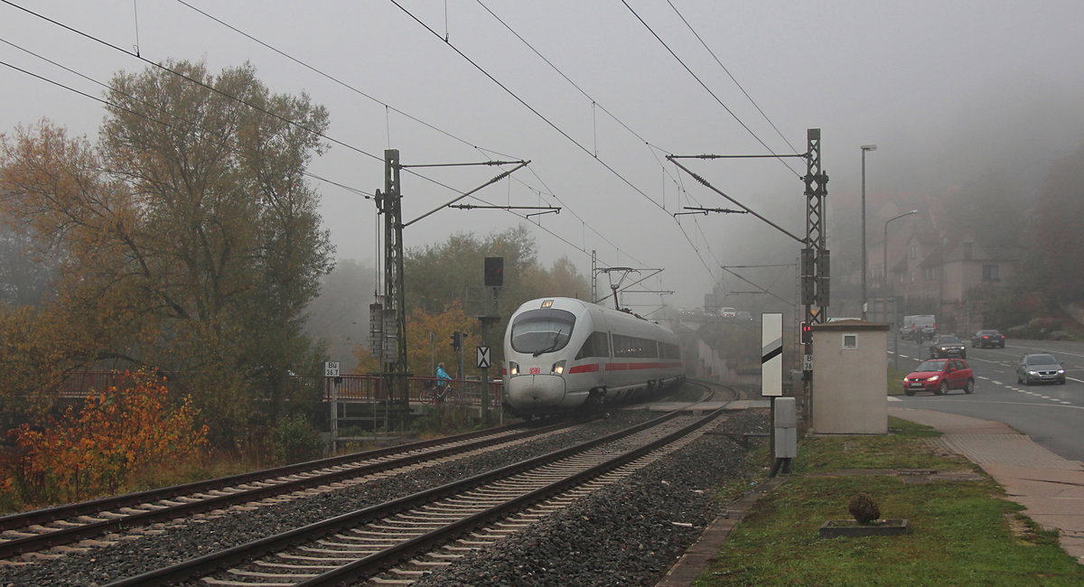 411 028-4  Reutlingen  schlängelt sich am 18.10.2017 mit dem ICE 1514 (München Hbf - Hamburg Altona) durch das vernebelte Rothenstein(Saale).