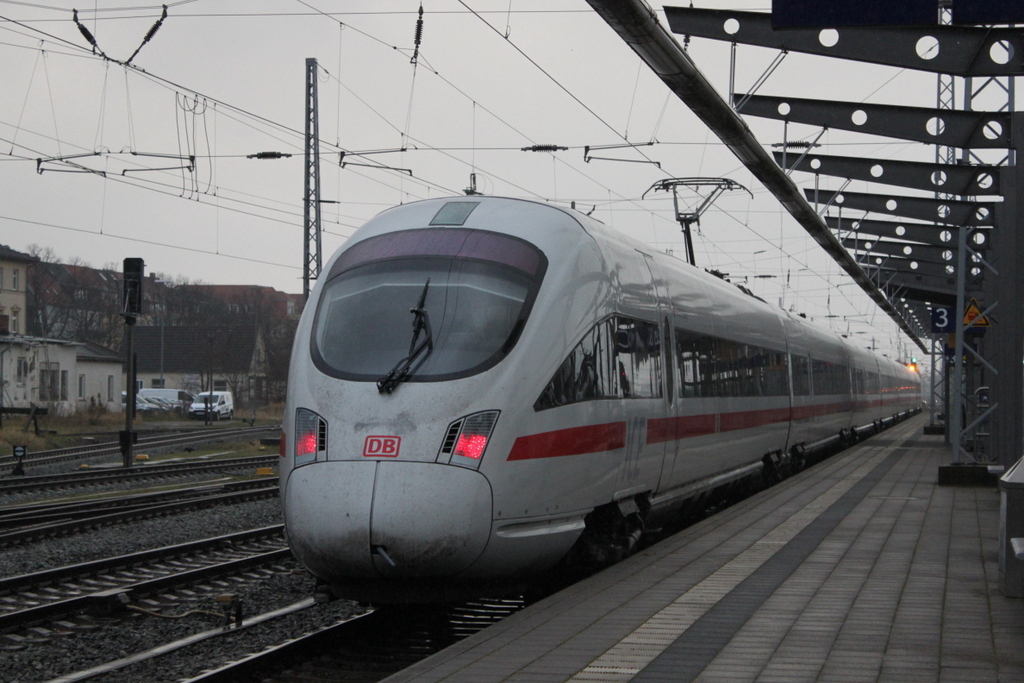 411 032-6“Wittenberge“ als ICE 1725(WR-MH)bei der Ausfahrt im Rostocker Hbf bei strömenden Regen.06.01.2018