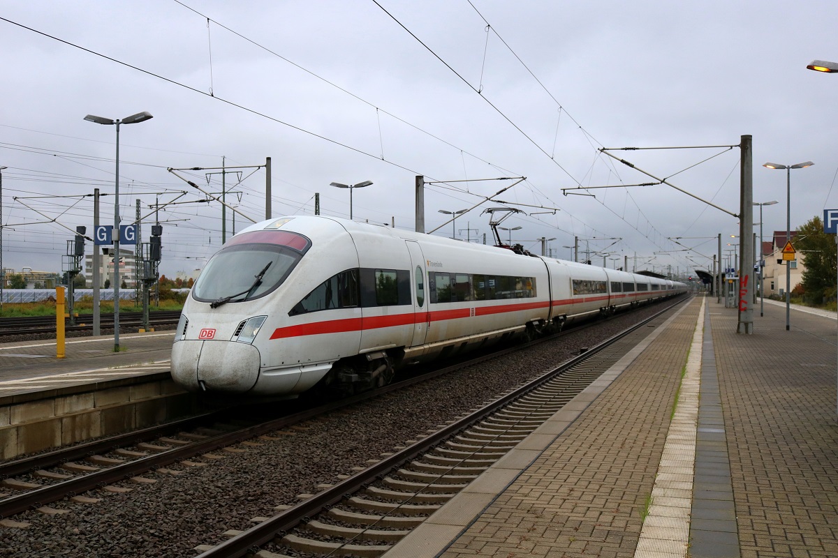 411 052 (Tz 1152  Travemünde ) und 411 060 (Tz 1160  Markt Holzkirchen ) als ICE 1513  Arkona  (Linie 28) von Ostseebad Binz nach München Hbf stehen im Bahnhof Bitterfeld auf Gleis 3. [24.9.2017 | 15:31 Uhr]
