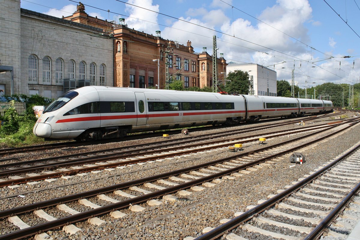 411 056-5  Waren(Müritz)  und 411 526-7  Leipzig  fahren am 2.9.2017 als ICE1511 von Hamburg-Altona nach München Hauptbahnhof in den Hamburger Hauptbahnhof ein.