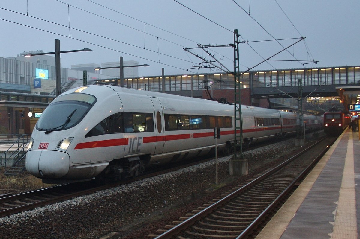 411 063-1  Ostseebad Binz  kam am 17.12.2016 als ICE1510 aus München Hauptbahnhof nach Berlin Gesundbrunnen.
