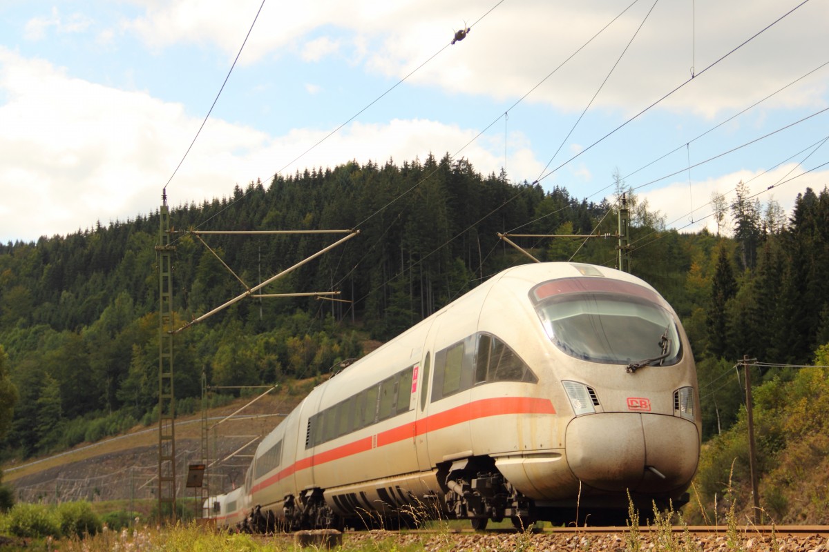 411 064 „Rödental“ im Frankenwald bei Förtschendorf am 06.09.2015.