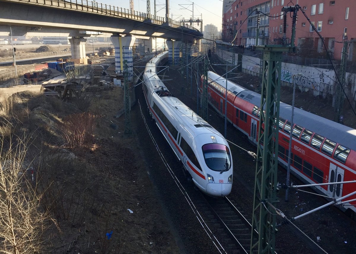 411 070  Prenzlau  legt sich am 14.02.2017 unter der Perleberger Brücke in Berlin in die Kurve, auf seinem Weg in Richtung Hamburg.