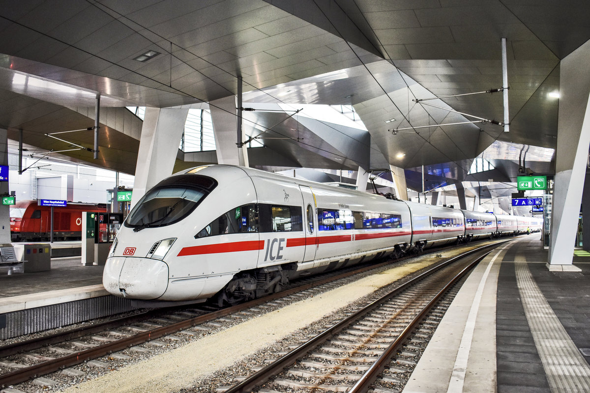 411 073-0 wartet als ICE 90 (Wien Hbf - Passau Hbf - Nürnberg Hbf - Kassel-Wilhelmshöhe - Hamburg Altona), in Wien Hbf, auf die Abfahrt.
Aufgenommen am 23.11.2018.