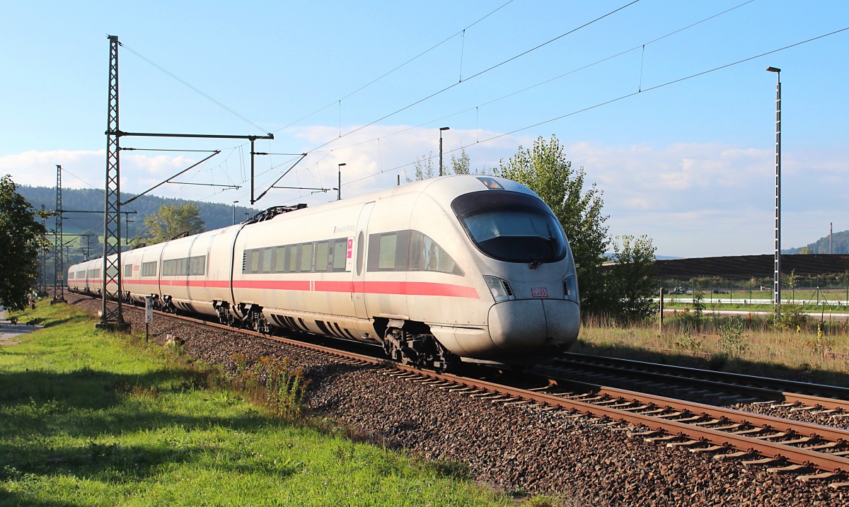411 074-8  Hansestadt Warburg  fährt am 28.09.2015 mit dem ICE 1612 (München Hbf - Hamburg Altona) durch die Ortslage von Schöps. Aufnahme Endstand am BÜ 38,427.