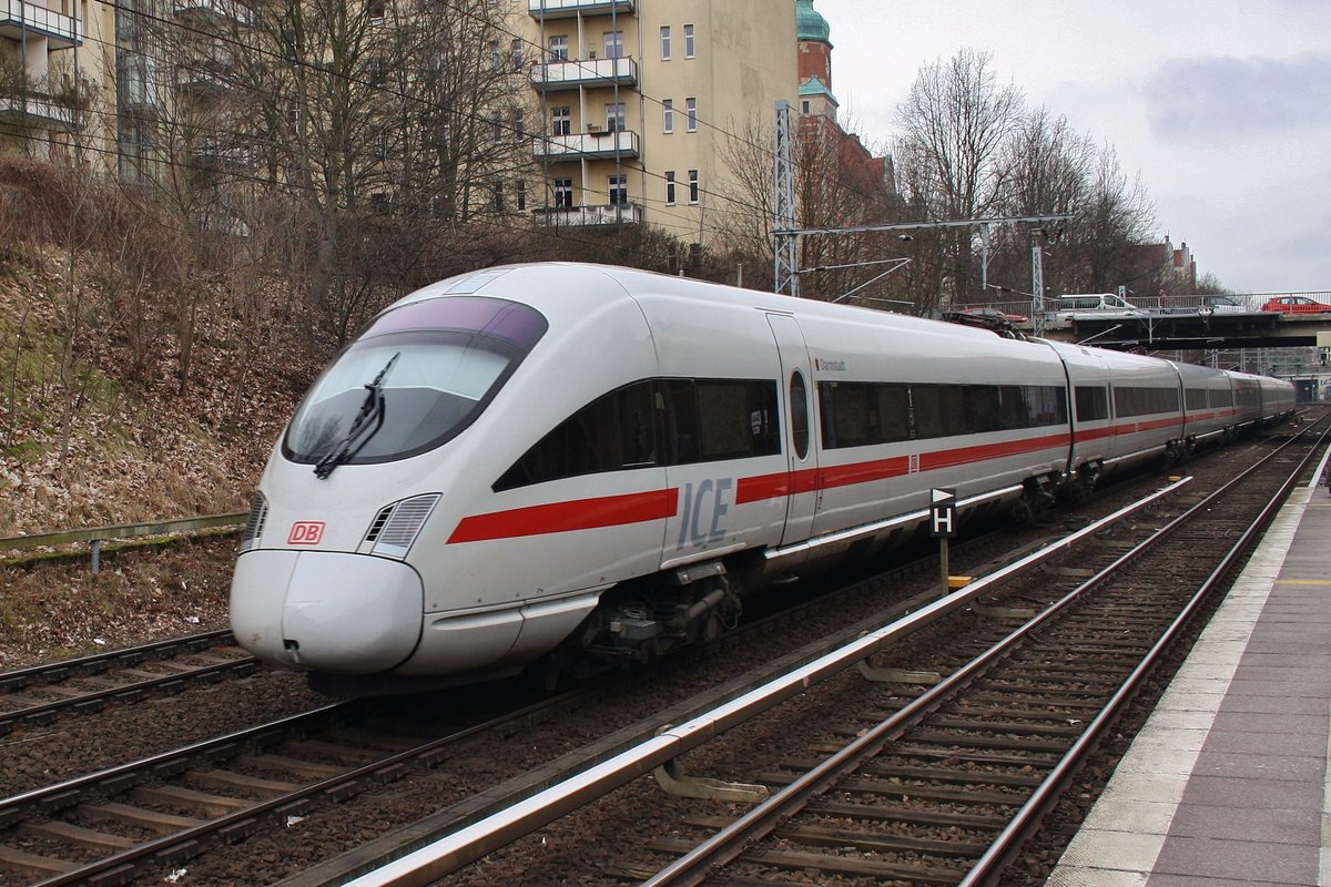 411 080-5  Darmstadt  ist am 11.3.2017 auf Bereitstellungsfahrt von Berlin Rummelsburg nach Berlin Hauptbahnhof (tief), um dort die Leistung des ICE1632 nach Erfurt Hauptbahnhof zu bedienen. Soeben wird die S-Bahn Station Berlin Prenzlauer Allee passiert.
