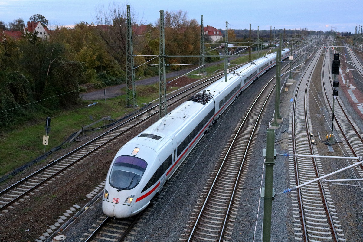 411 202-5 (Tz 1126  Leipzig ) als ICE 1538 (Linie 15) von Berlin Hbf (tief) nach Frankfurt(Main)Hbf passiert die Zugbildungsanlage Halle (Saale) in südlicher Richtung. Aufgenommen von der Berliner Brücke. [31.10.2017 | 16:09 Uhr]