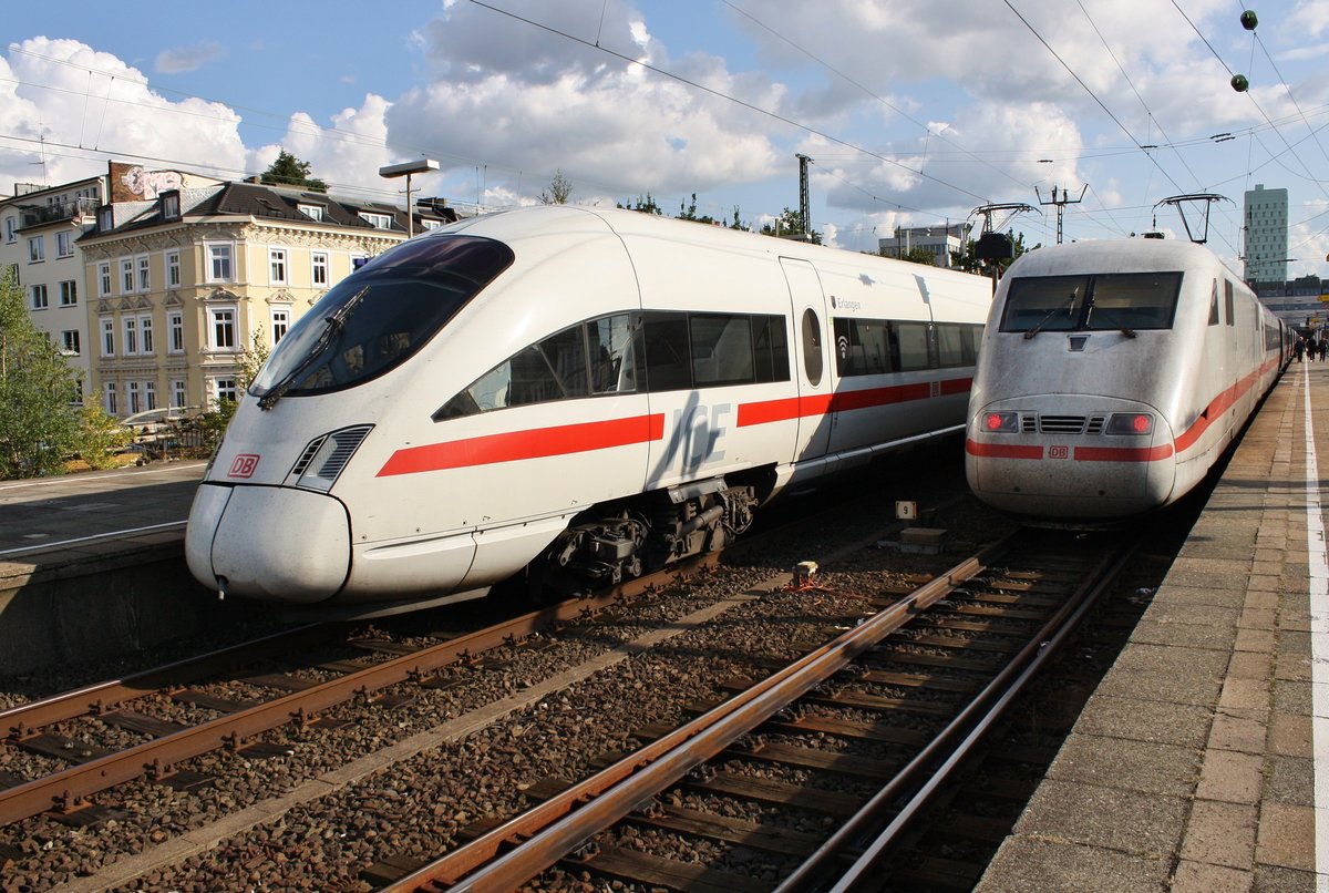 411 517-6  Erlangen  und 411 529-1  Kiel  treffen am 2.9.2017 als ICE1717 nach Eisenach in Hamburg-Altona auf 401 056-7  Heppenheim/Bergstraße  als ICE800 von Berlin Südkreuz nach Hamburg-Altona.