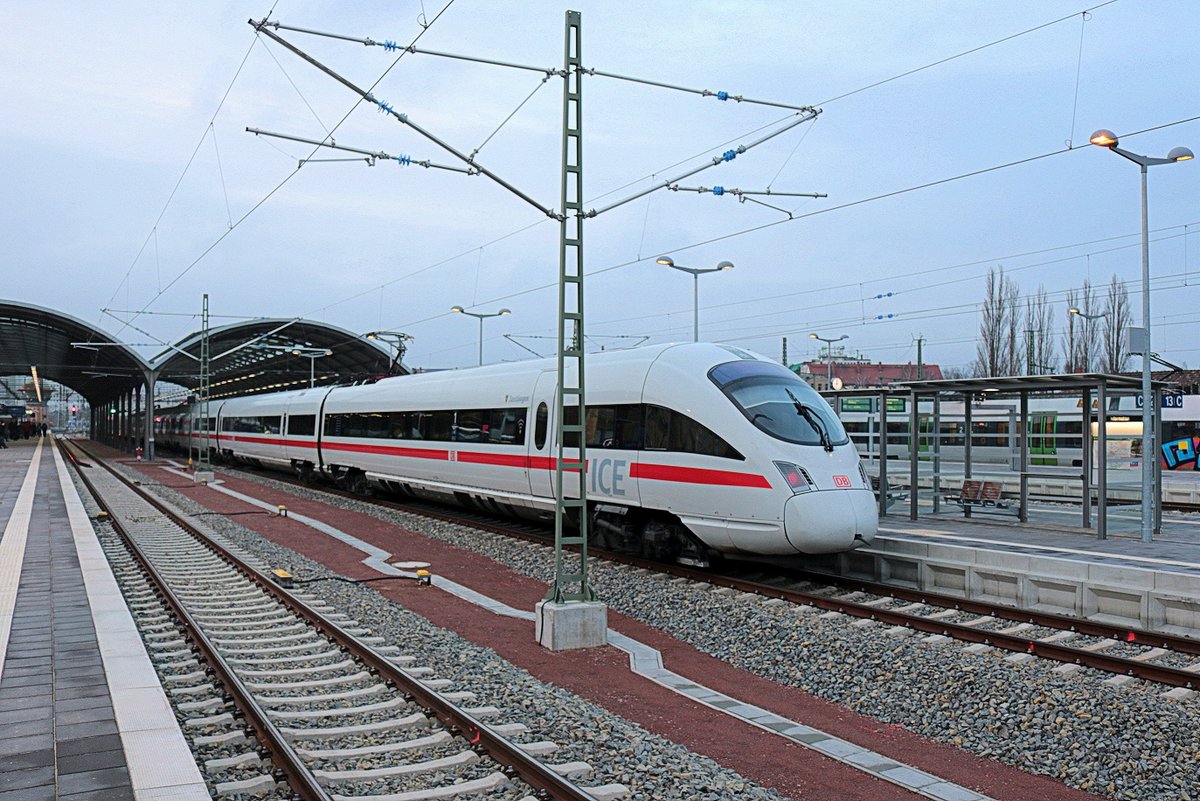 411 528 (Tz 1128  Reutlingen ) als ICE 1539 (Linie 15) von Frankfurt(Main)Hbf nach Berlin Hbf (tief) steht in Halle(Saale)Hbf auf Gleis 10. [2.12.2017 | 15:50 Uhr]