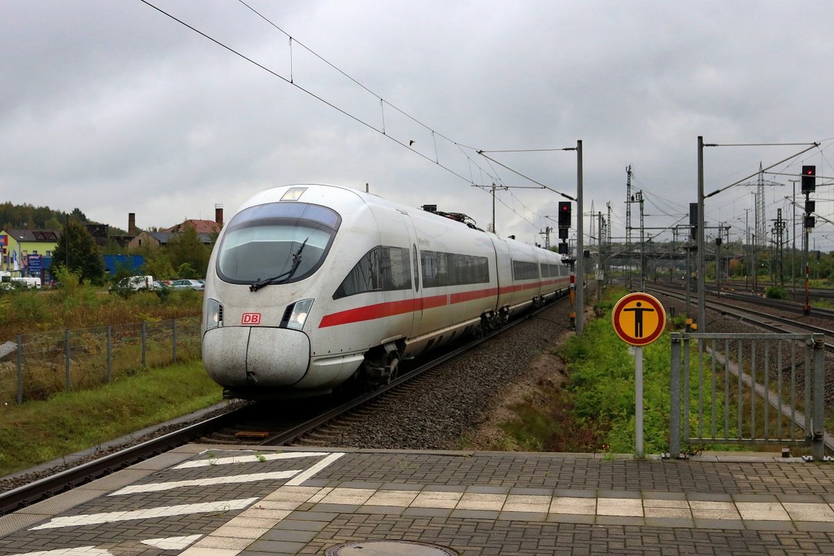 411 556 (Tz 1156  Waren (Müritz) ) als ICE 1610 (Linie 28) von München Hbf nach Hamburg-Altona durchfährt den Bahnhof Bitterfeld auf Gleis 1. [24.9.2017 | 15:39 Uhr]