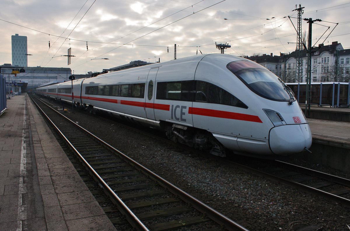 411 557-2  Innsbruck  steht am 10.2.2018 als ICE1515 nach Berlin Südkreuz in Hamburg-Altona bereit.