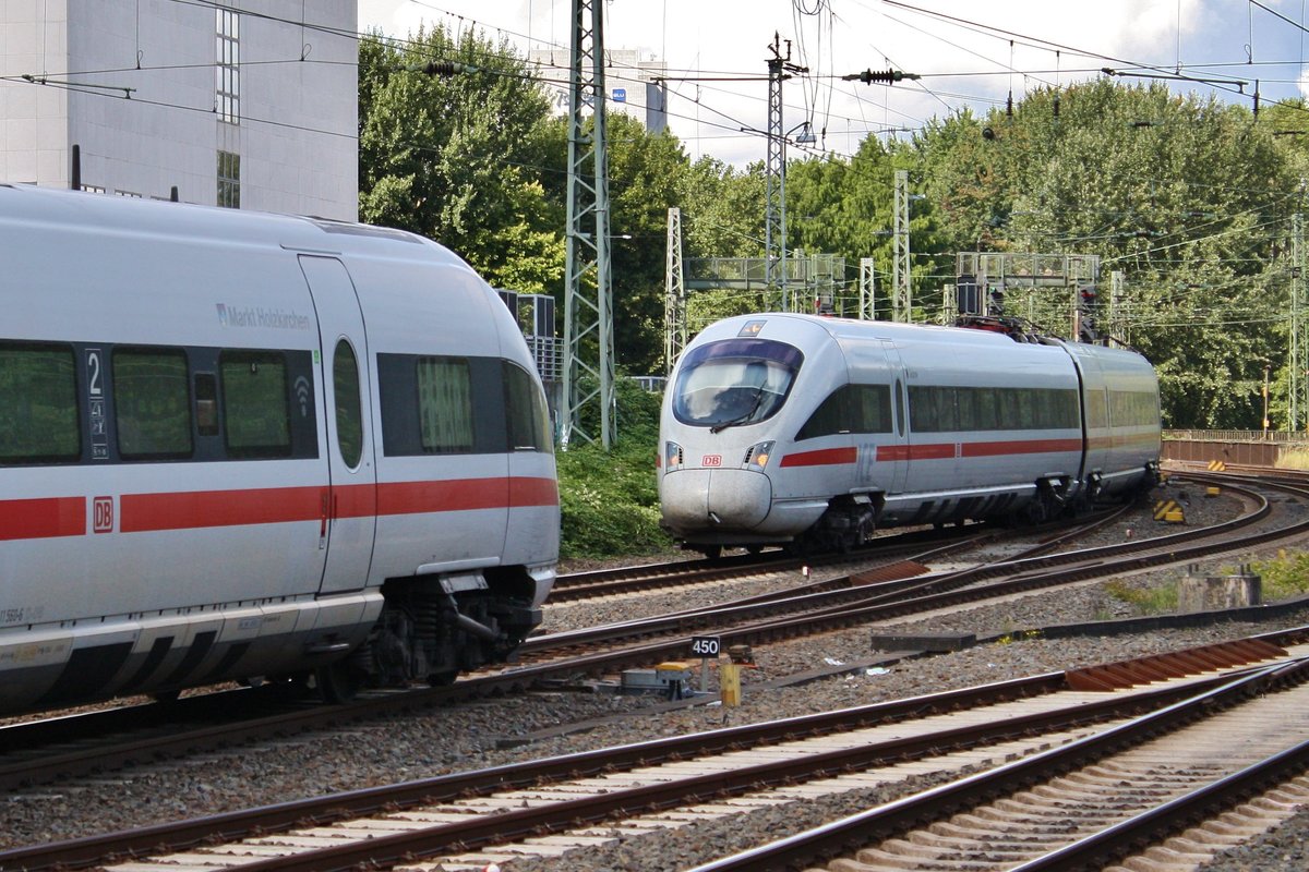 411 560-6  Markt Holzkirchen  trifft am 2.9.2017 als ICE1082 von München Hauptbahnhof nach Hamburg-Altona im Hamburger Hauptbahnhof auf 411 509-3  Güstrow  als ICE1189 von Hamburg-Altona nach München Hauptbahnhof. 