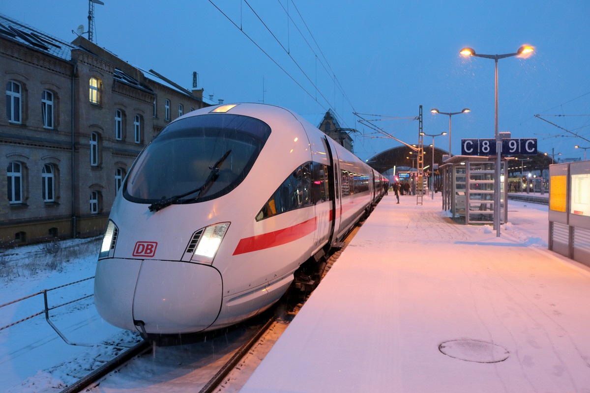 411 566 (Tz 1166  Bingen am Rhein ) als ICE 1538 (Linie 15) von Berlin Hbf (tief) nach Frankfurt(Main)Hbf steht in Halle(Saale)Hbf auf Gleis 8. [3.12.2017 | 16:15 Uhr]