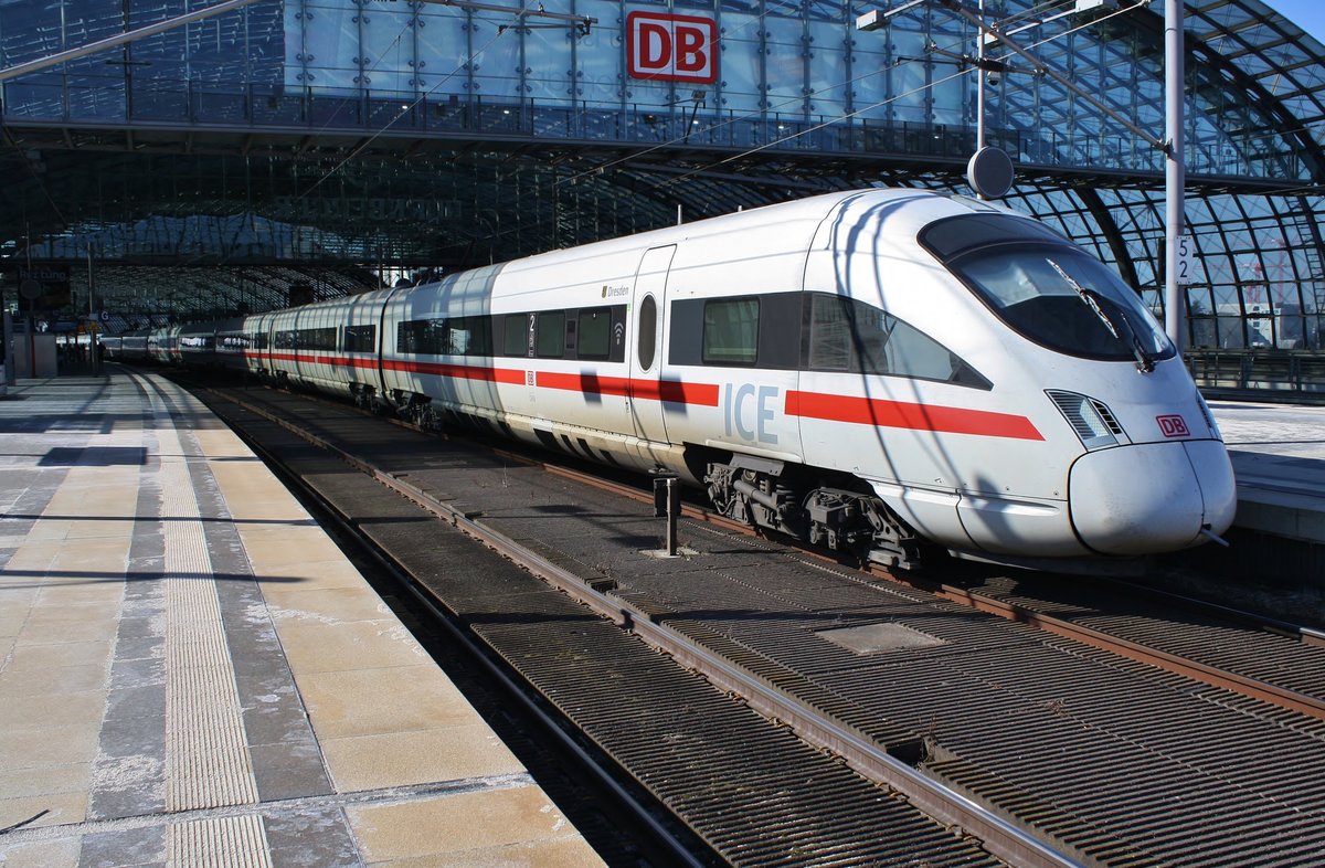 411 572-1  Dresden  und 415 524-8  Hansestadt Rostock  fahren am 18.3.2018 als ICE1693 von Berlin Ostbahnhof nach Frankfurt(Main) Flughafen Fernbahnhof in den Berliner Hauptbahnhof ein.
