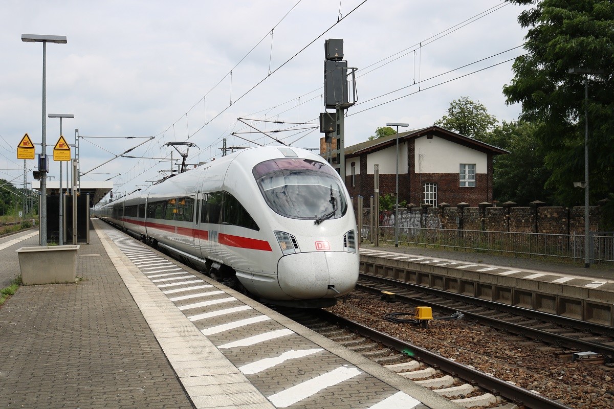 411 574 (Tz 1174  Hansestadt Warburg ) als ICE 1511 (Linie 28) von Hamburg Hbf nach München Hbf durchfährt den Bahnhof Jüterbog. [8.7.2017 - 12:57 Uhr]