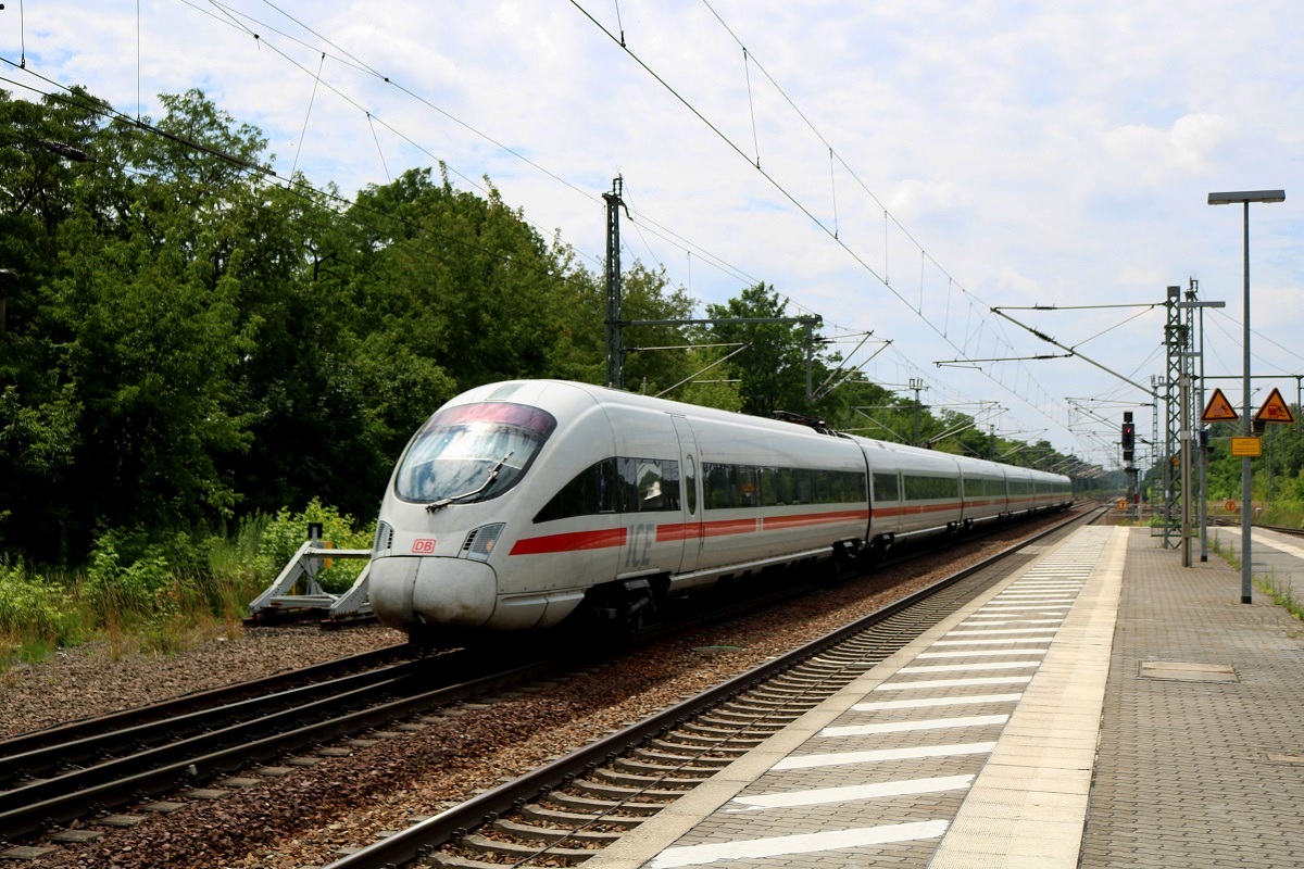 411 581 (Tz 1181  Horb am Neckar ) als ICE 1512 (Linie 28) von München Hbf nach Ostseebad Binz durchfährt den Bahnhof Jüterbog. [8.7.2017 - 13:07 Uhr]