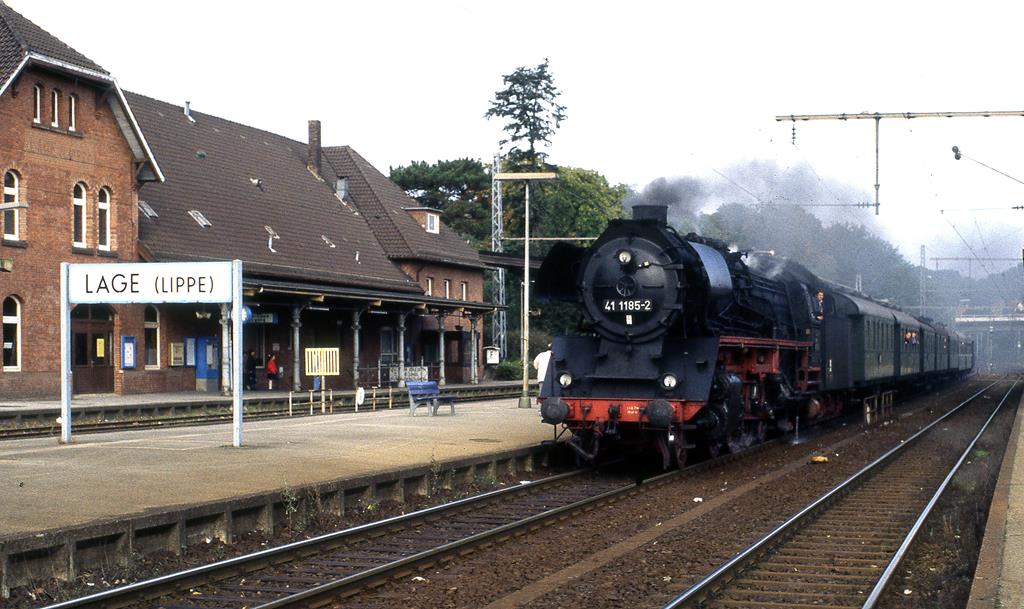 411185 mit einem Sonderzug nach Altenbeken am 3.10.1997 im Bahnhof Lage (Lippe).
