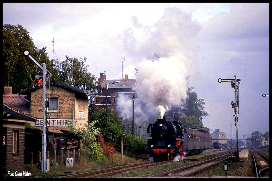 411231 fährt hier in Genthin am 19.10.1991 um 16.26 Uhr mit dem N 3457 in Richtung Burg bzw. Magdeburg ab.- Viva Magistrale!