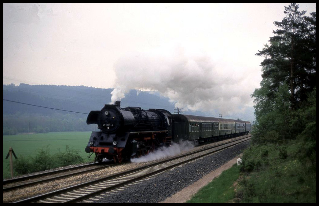 411231 ist hier bei KM 16 am 6.5.1993 um 13.50 Uhr mit dem E 6825 aus Arnstadt kurz vor Plaue unterwegs.
