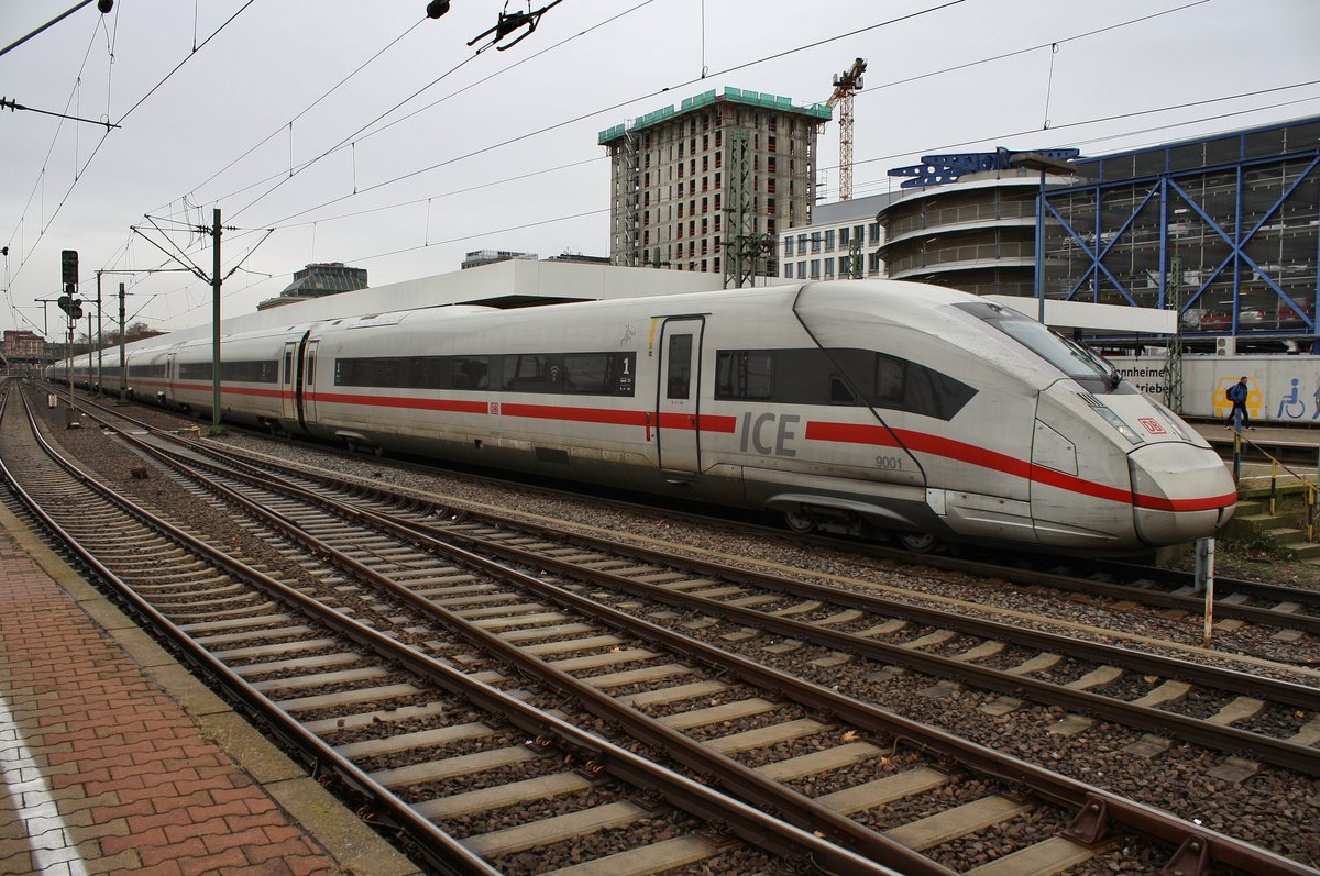 412 001 (0812 001-7) steht am 27.12.2017 als ICE973 von Kiel Hauptbahnhof nach Stuttgart Hauptbahnhof im Mannheimer Hauptbahnhof bereit.