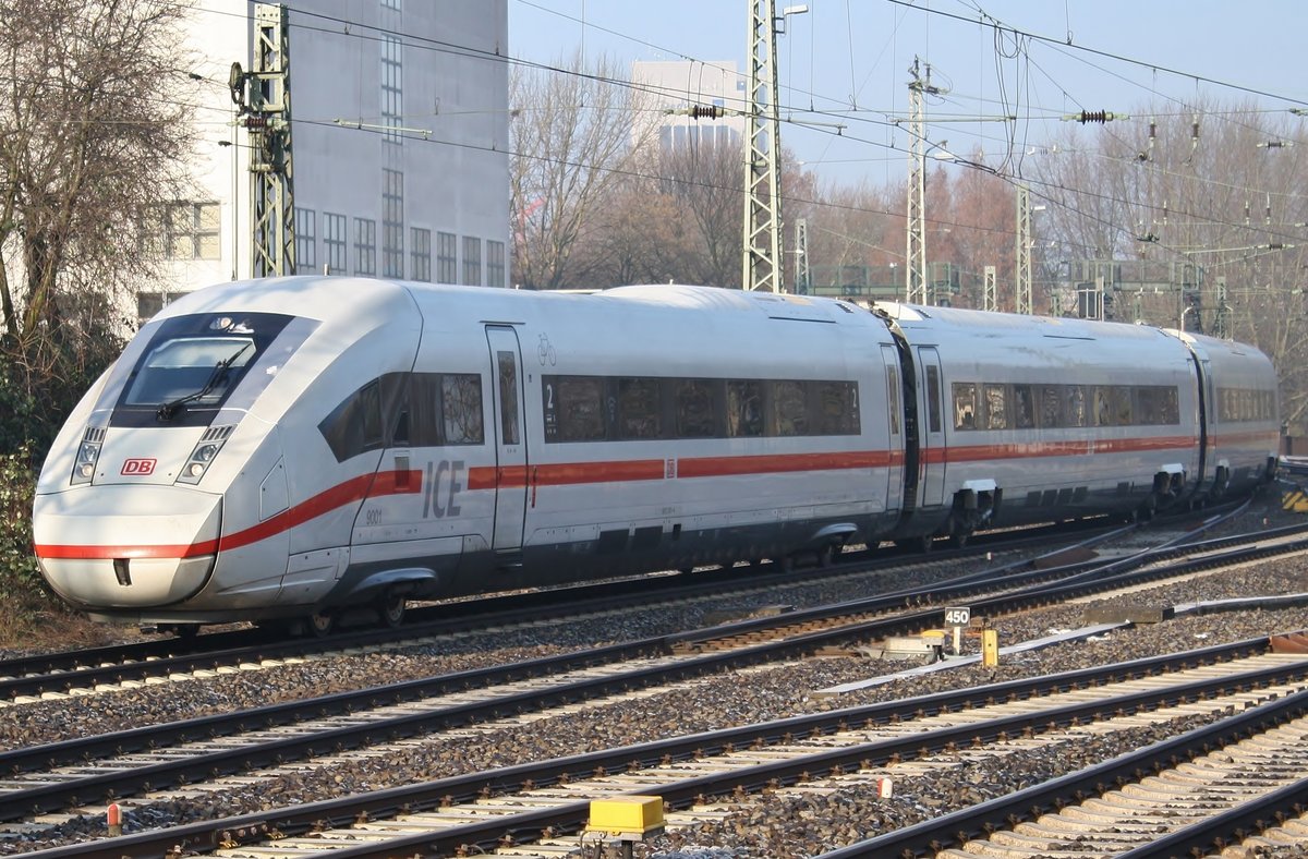 412 001 (5812 001-6) erreicht am 10.2.2018 als ICE577 von Hamburg-Altona nach Stuttgart Hauptbahnhof den Hamburger Hauptbahnhof.