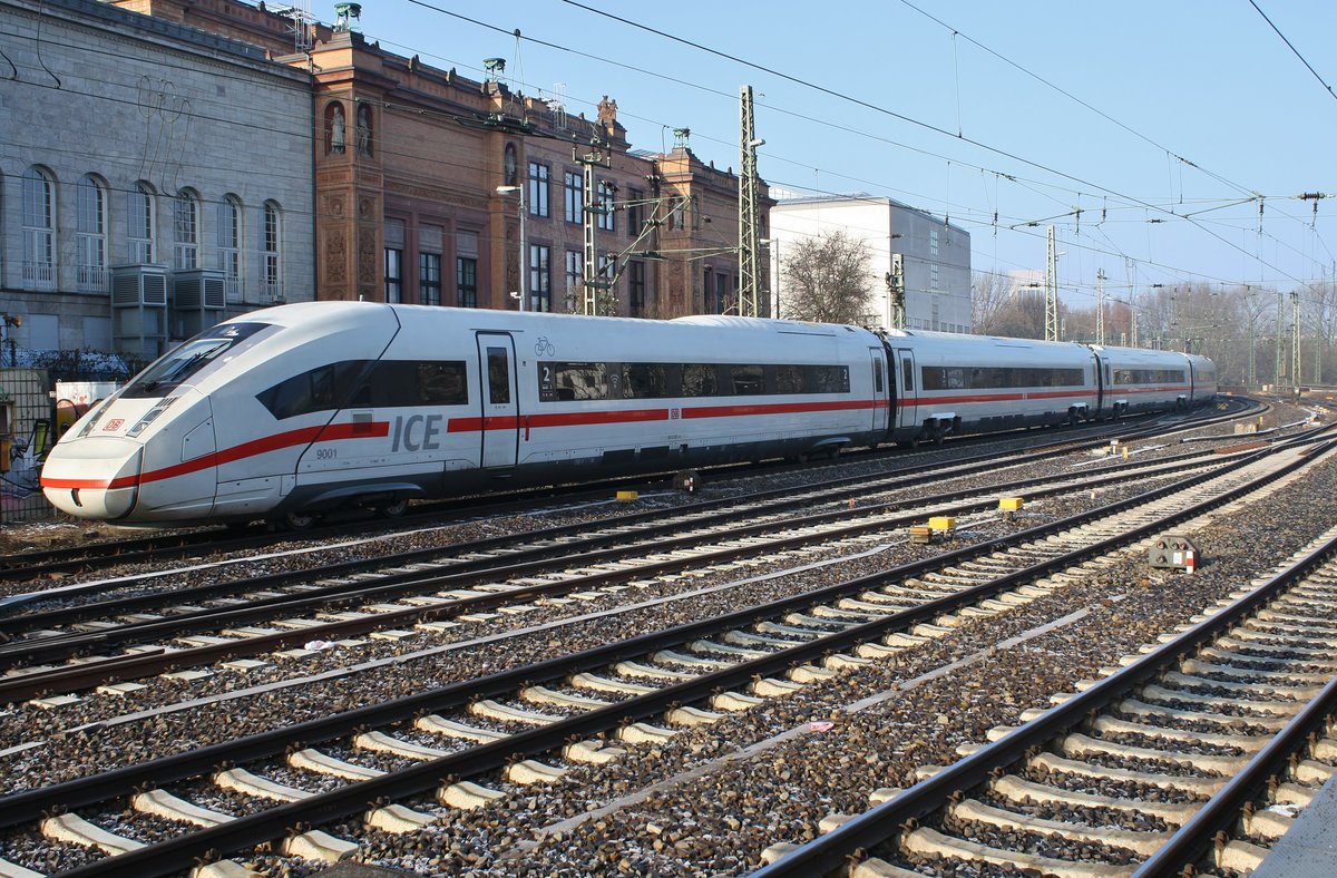 412 001 (5812 001-6) fährt am 10.2.2018 als ICE577 von Hamburg-Altona nach Stuttgart Hauptbahnhof in den Hamburger Hauptbahnhof ein.