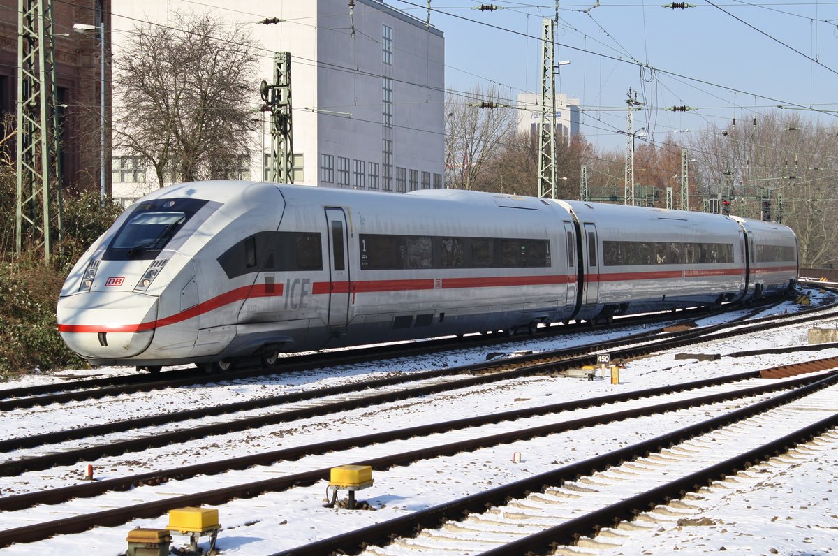 412 002 (0812 002-5) fährt am 3.3.2018 als ICE587 von Hamburg-Altona nach München Hauptbahnhof in den Hamburger Hauptbahnhof ein.