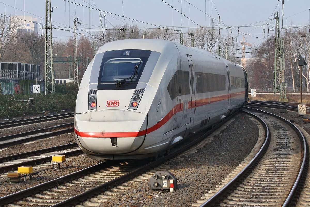 412 003 (0812 003-3) fährt am 10.2.2018 als ICE886 von München Hauptbahnhof nach Hamburg-Altona aus dem Hamburger Hauptbahnhof aus.