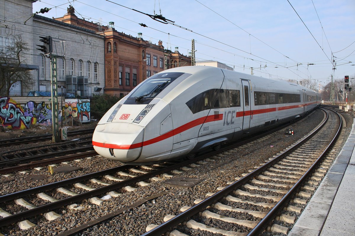 412 003 (0812 003-3) verlässt am 10.2.2018 als ICE886 von München Hauptbahnhof nach Hamburg-Altona den Hamburger Hauptbahnhof.