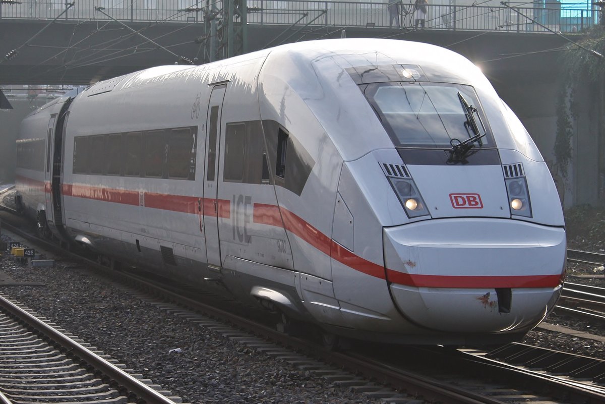 412 003 (5812 003-2) verlässt am 10.2.2018 als ICE886 von München Hauptbahnhof nach Hamburg-Altona den Hamburger Hauptbahnhof.