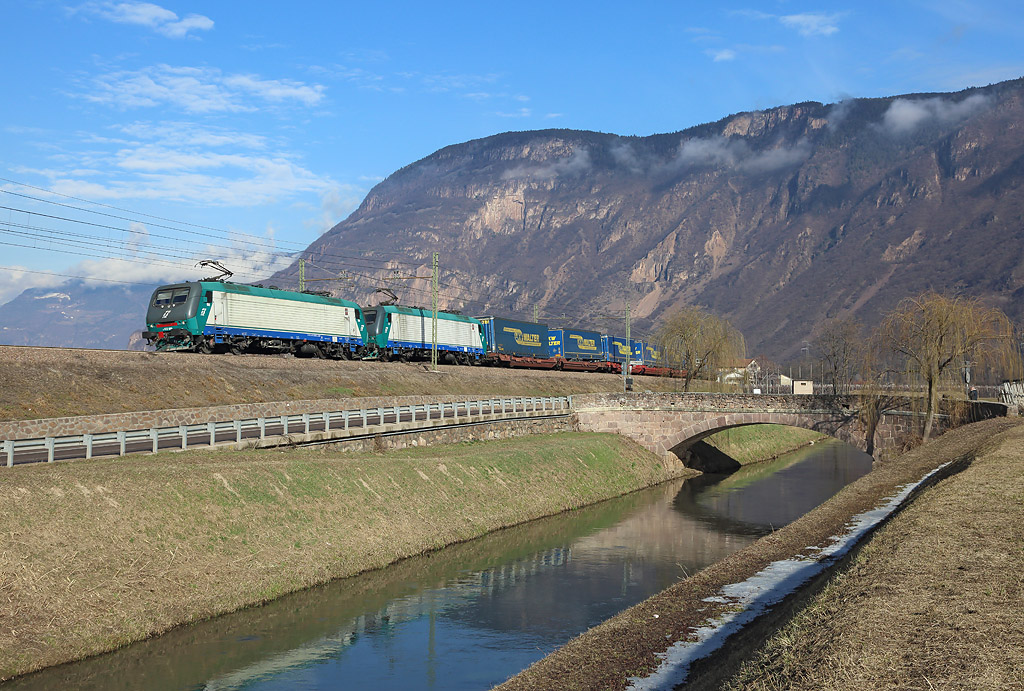 412 006 & 412 020 pass Auer whilst working TEC42153 from Brennero to Verona Quadrante Europa, 7 Feb 2017