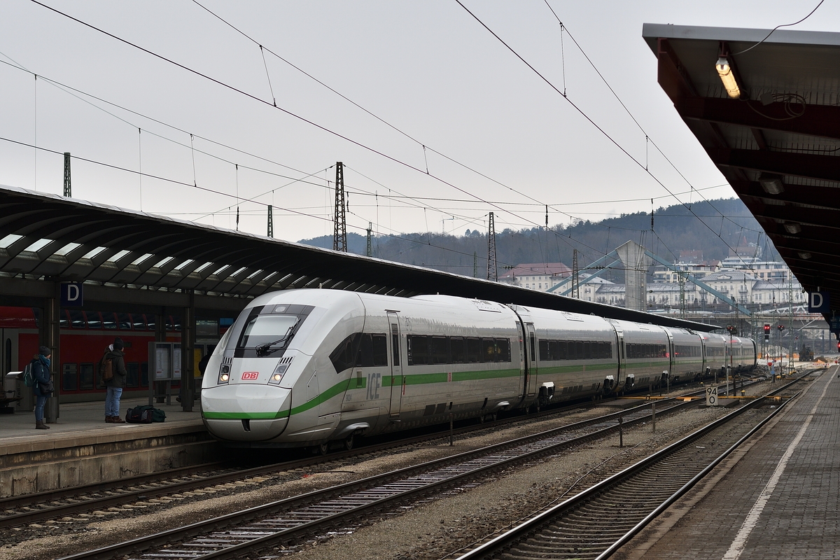 412 024, der durch seinen grünen Streifen auffällt, war am 19. Januar 2019 als ICE 515 unterwegs. Das Bild zeigt den Zug bei der Einfahrt in Ulm Hbf.