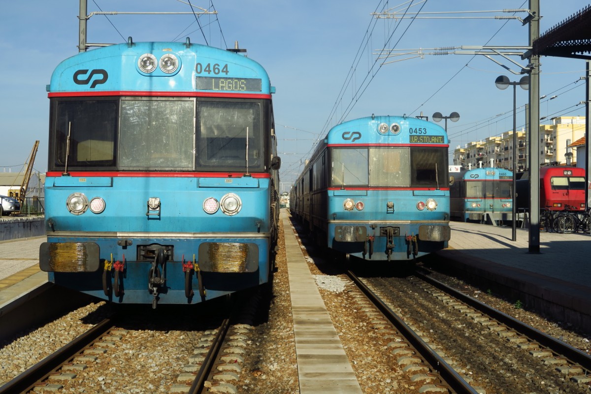 4.12.2015 im schmunzeligen Bahnhof von Faro. Die Triebwagen verbinden die Städtchen an der Algarve, die E Lok bedient die etwas weiteren Ziele. CP 464 453 460 und CP 5601-8.