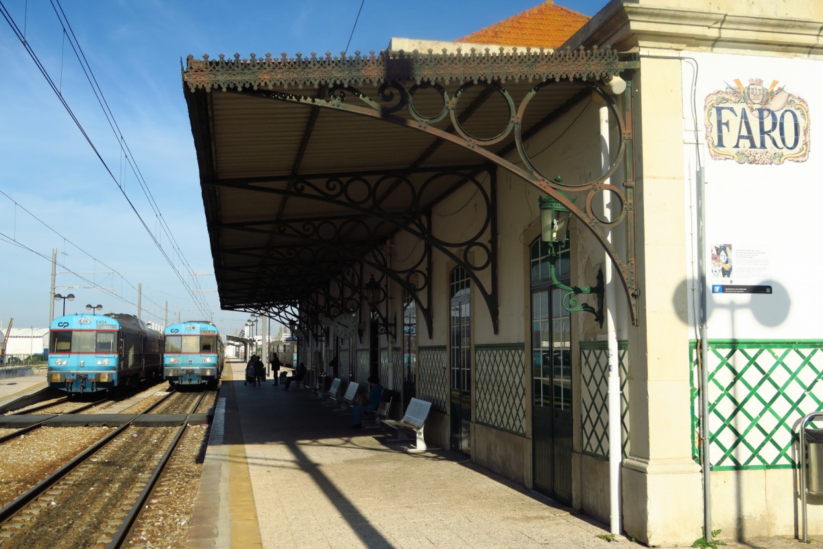 4.12.2015 im schmunzeligen Bahnhof von Faro. Die Triebwagen verbinden die Städtchen an der Algarve, CP 464 und CP 453.