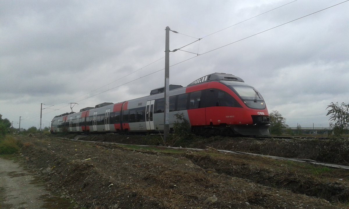 4124 005 wartet in Hirschstetten (S 80) auf seine nächste Fahrt Richtung Wien Hauptbahnhof. In den nächsten Jahren wird sich die Gegend dort - durch den Ausbau der Schnellbahn nach Aspern Nord - komplett ändern.