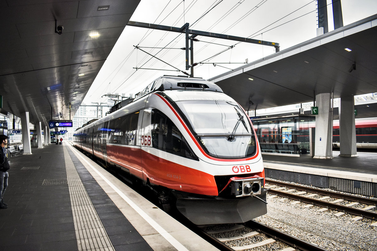 4124 014-3 trifft als S60 26040, aus Bruck a. d. Leitha, in Wien Hbf ein.
Aufgenommen am 23.11.2018.