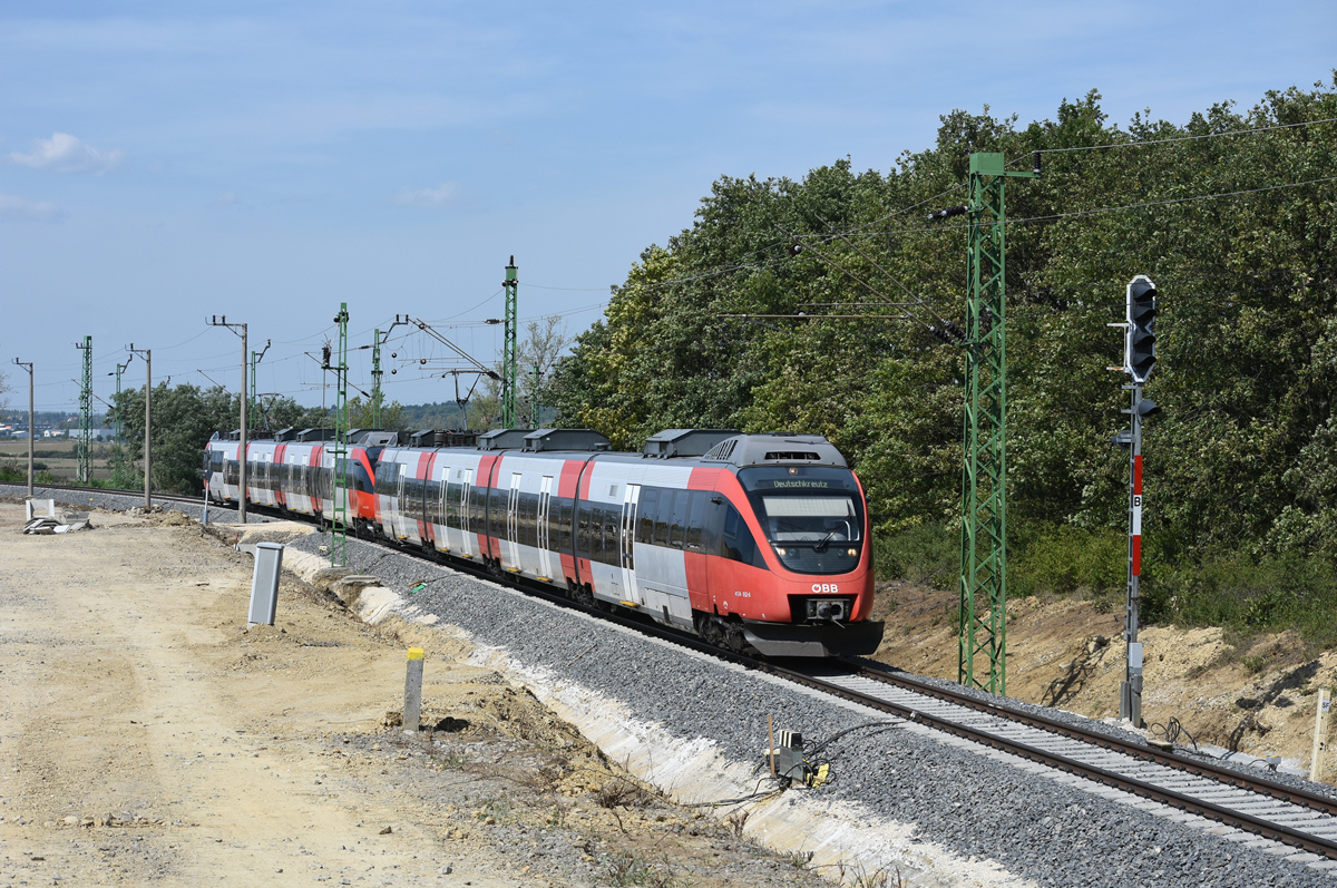 4124 032 + 4124 033 waren am 18.08.2017 als REX 7666 (Wien Hbf-Deutschkreutz) auf dem komplett sanierten Streckenabschnitt (Abzweigung Harka bis zur österreichischen Staatsgrenze) unterwegs.