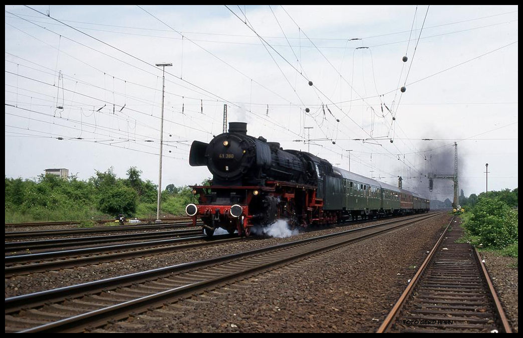 41360 brachte am 25.5.1997 einen stilechten Schnellzug der sechziger Jahre hier bei Porta Westfalica nach Löhne.