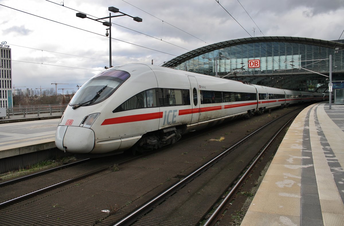 415 005-8  Marburg  und 4011 091-8  Salzburg  stehen am 1.1.2018 als ICE1693 von Berlin Ostbahnhof nach Frankfurt(Main) Flughafen Fernbahnhof im Berliner Hauptbahnhof.