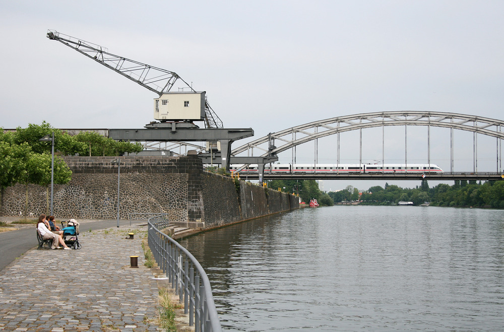 415 005  Marburg  überquert mit Hilfe der Deutschherrnbrücke den Main in Frankfurt.
Aufnahmedatum: 23.07.2010
