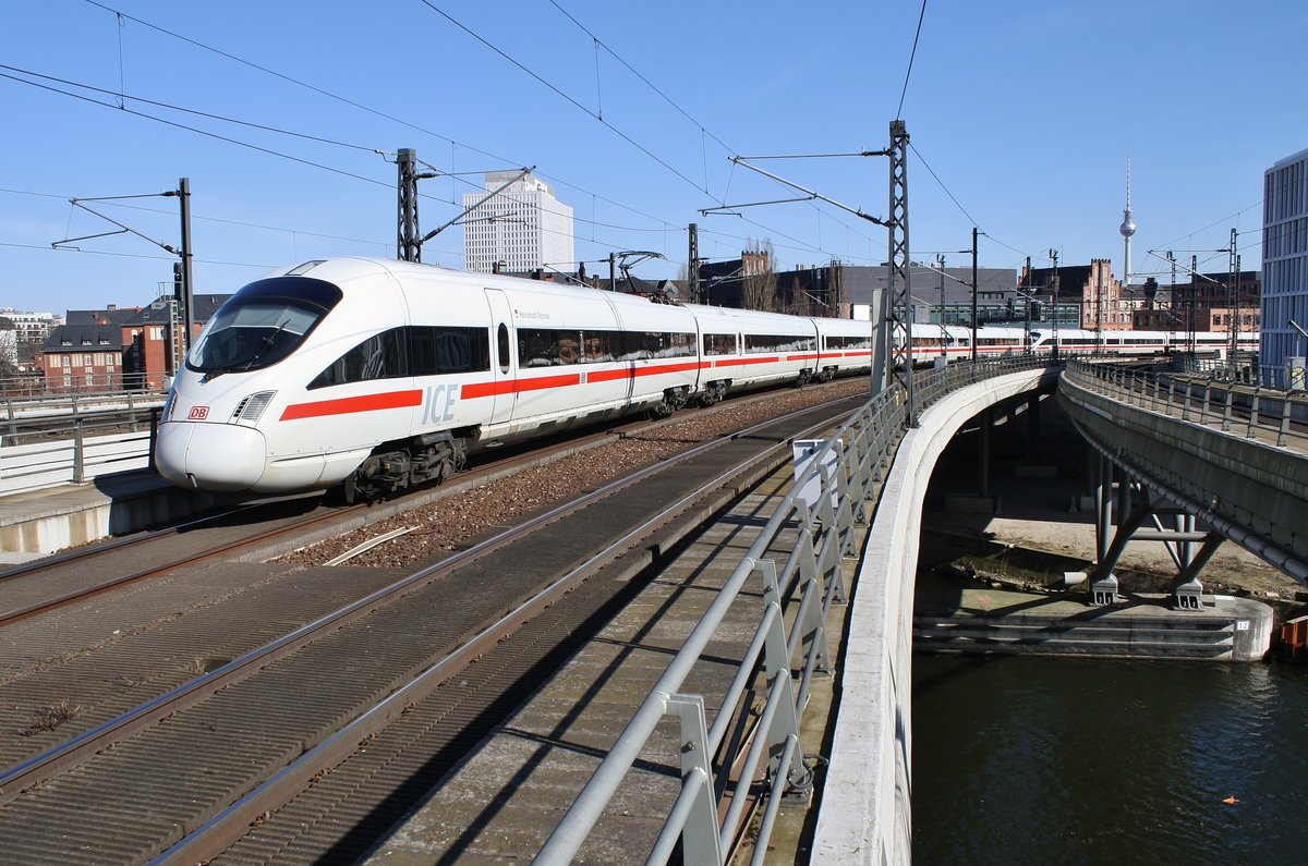 415 024-9  Hansestadt Rostock  und 411 005-2  Dresden  erreichen am 18.3.2018 als ICE1693 von Berlin Ostbahnhof nach Frankfurt(Main) Flughafen Fernbahnhof den Berliner Hauptbahnhof. 