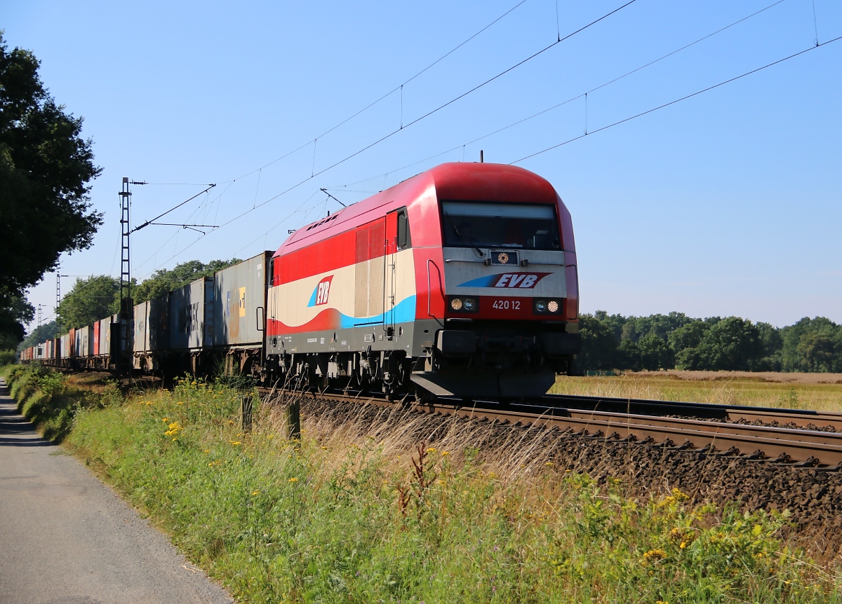 420 12 (223 032-4) der EVB dröhnt mit einem Containerzug in Richtung Norden. Aufgenommen bei Eystrup am 23.07.2014.
