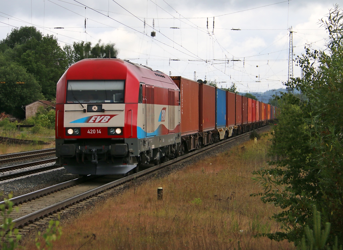 420 14 (223 034) der EVB/MWB mit Containerzug in Fahrtrichtung Süden. Aufgenommen am 20.06.2015 in Eichenberg.