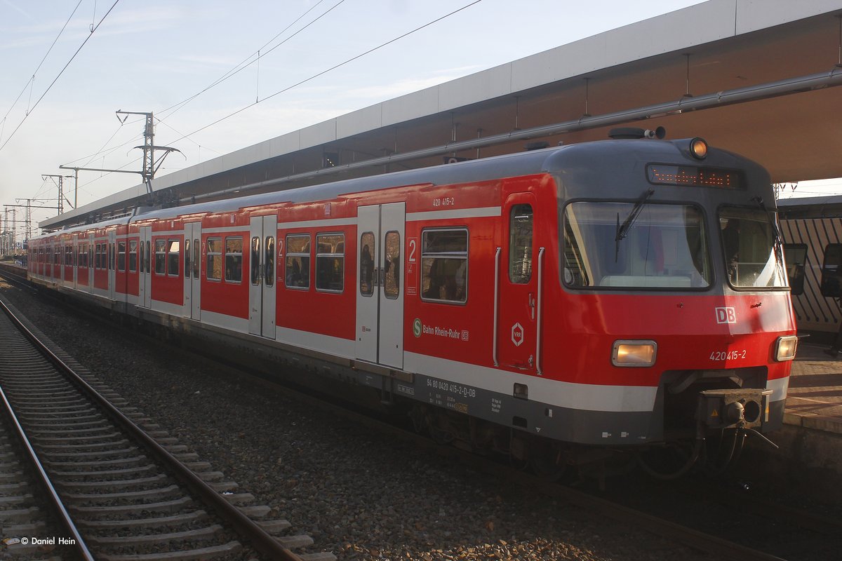 420 415-2 als Sonderzug in Köln Messe/Deutz, am 10.12.2016.