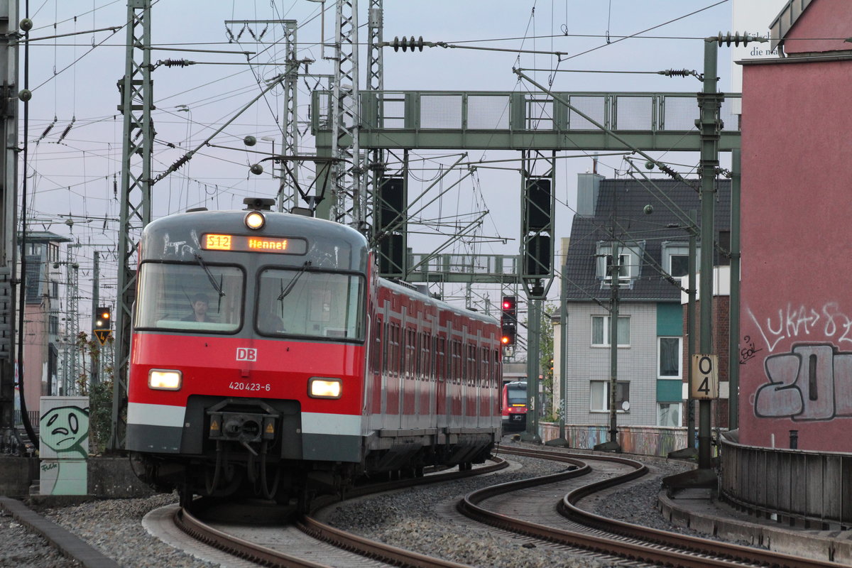 420 423 erreicht als S12 nach Hennef(Sieg) Köln Hauptbahnhof.