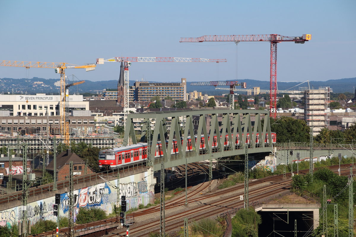 420 423/923-5 und ein weiterer  Olympiatriebwagen  kreuzen gerade als S12 (Hennef(Sieg) - Horrem) die Strecke der S6 und S11 in Richtung Köln-Mühlheim und werden gleich den Bahnhof Köln Messe/Deutz erreichen.
Köln Messe/Deutz, 07. September 2016