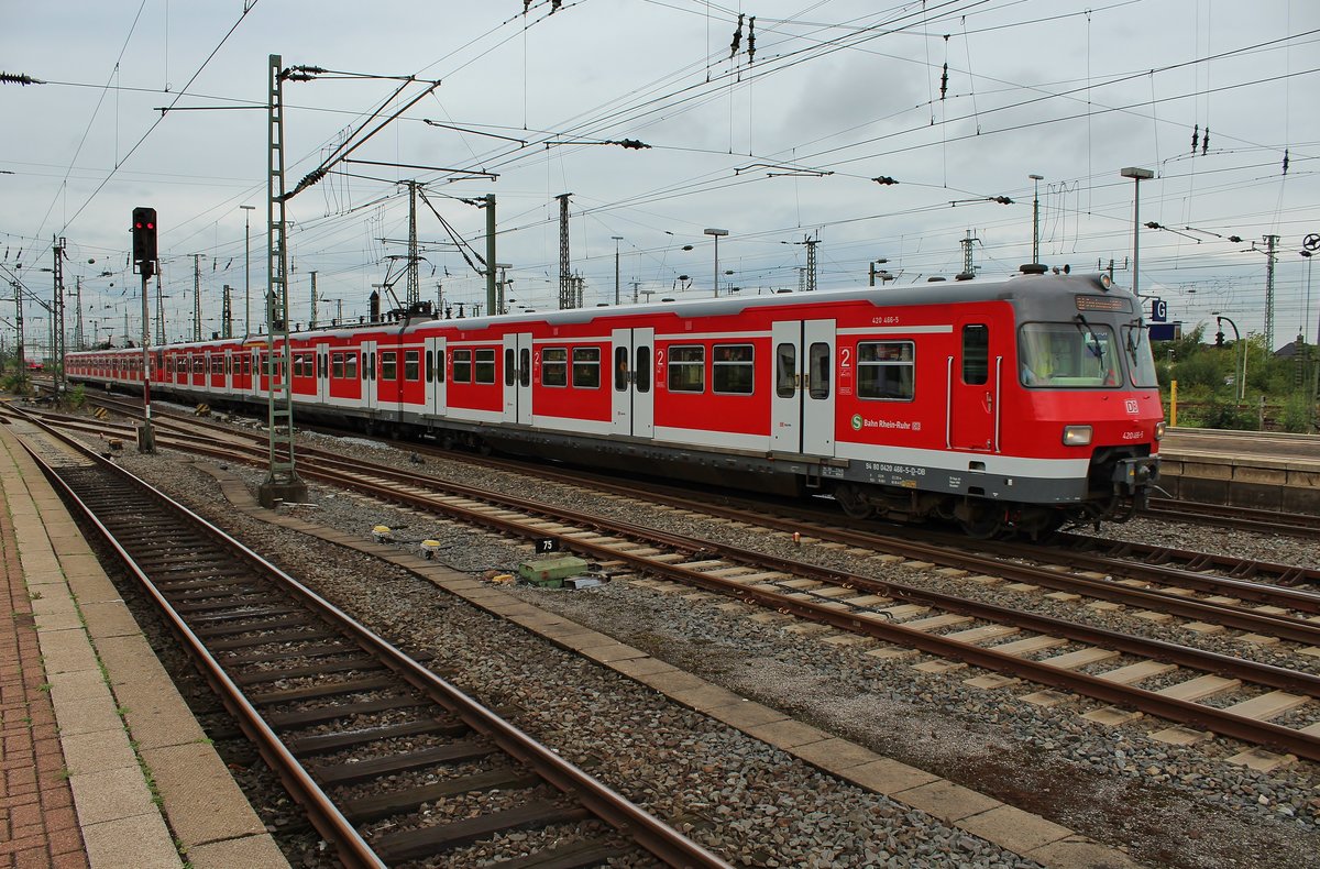 420 466-5 und 420 924-3 erreichen am 18.8.2017 als S1 von Essen-Steele Ost den Dortmunder Hauptbahnhof.