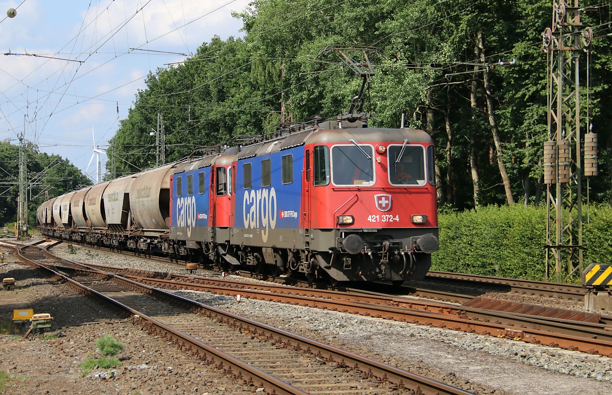421 372-4 mit der Wagenlok 421 377-3 und Getreidezug in Fahrtrichtung Nienburg(Weser). Aufgenommen am 22.07.2015 in Eystrup.