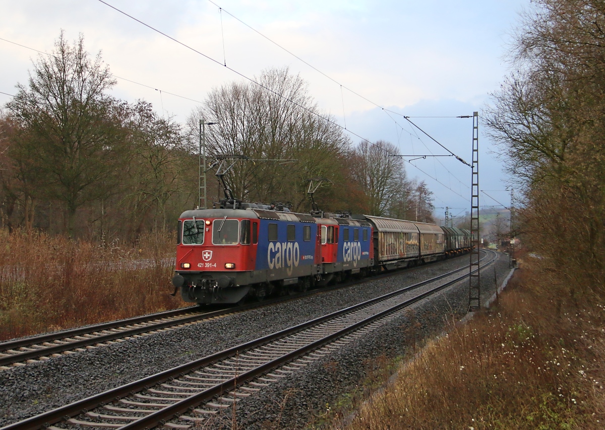 421 391-4 in Doppeltraktion mit einer weiteren BR 421 und dem Novelis-Zug in Fahrtrichtung Süden. Aufgenommen am 18.12.2015 in Wehretal-Reichensachsen.